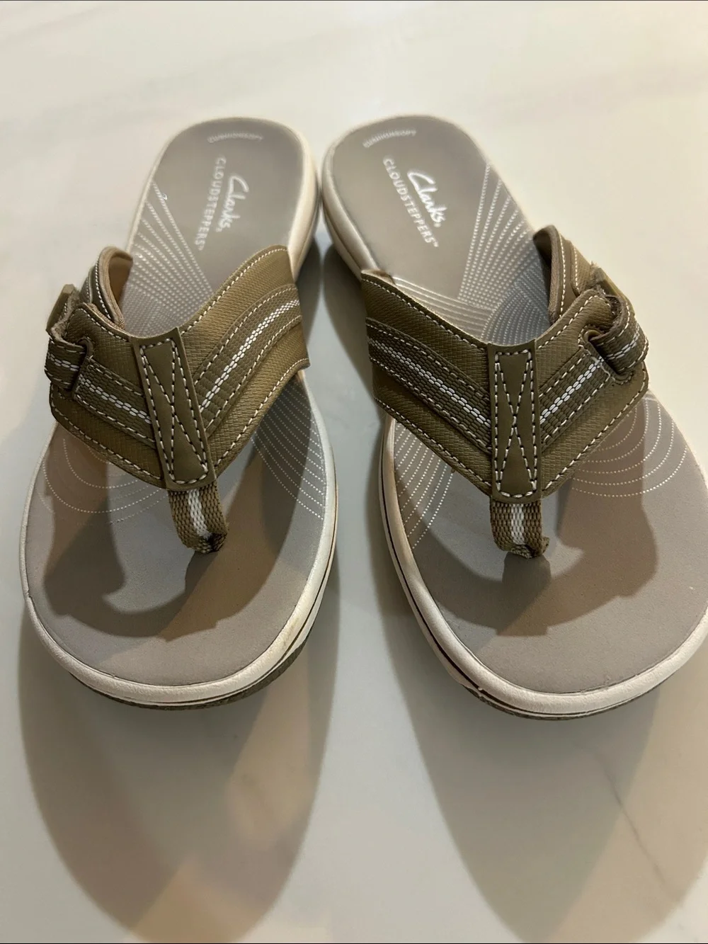 Clarks women’s Khaki Tan Thong Sandals